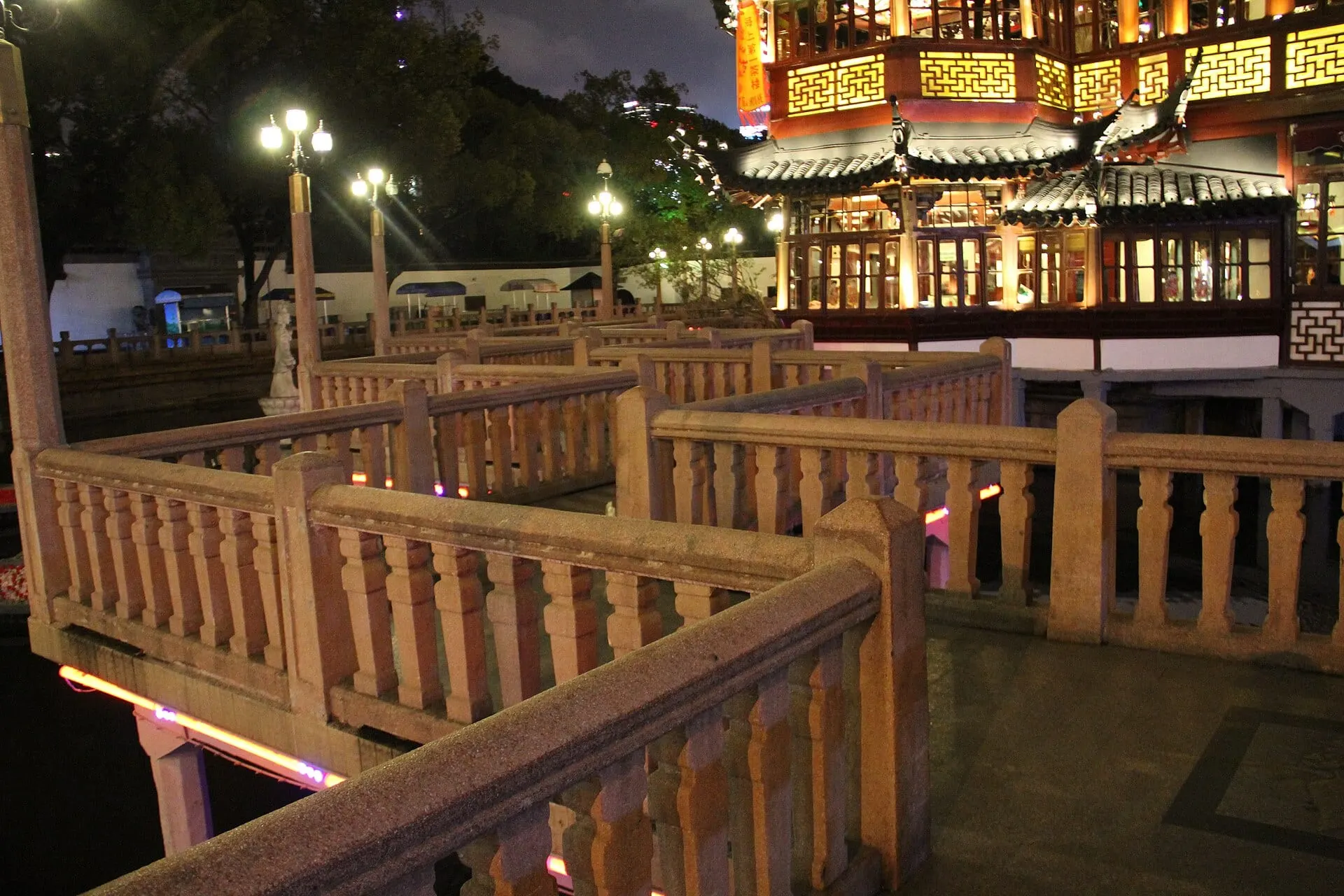 Jiuqu Creek Footpath (岸上步道)